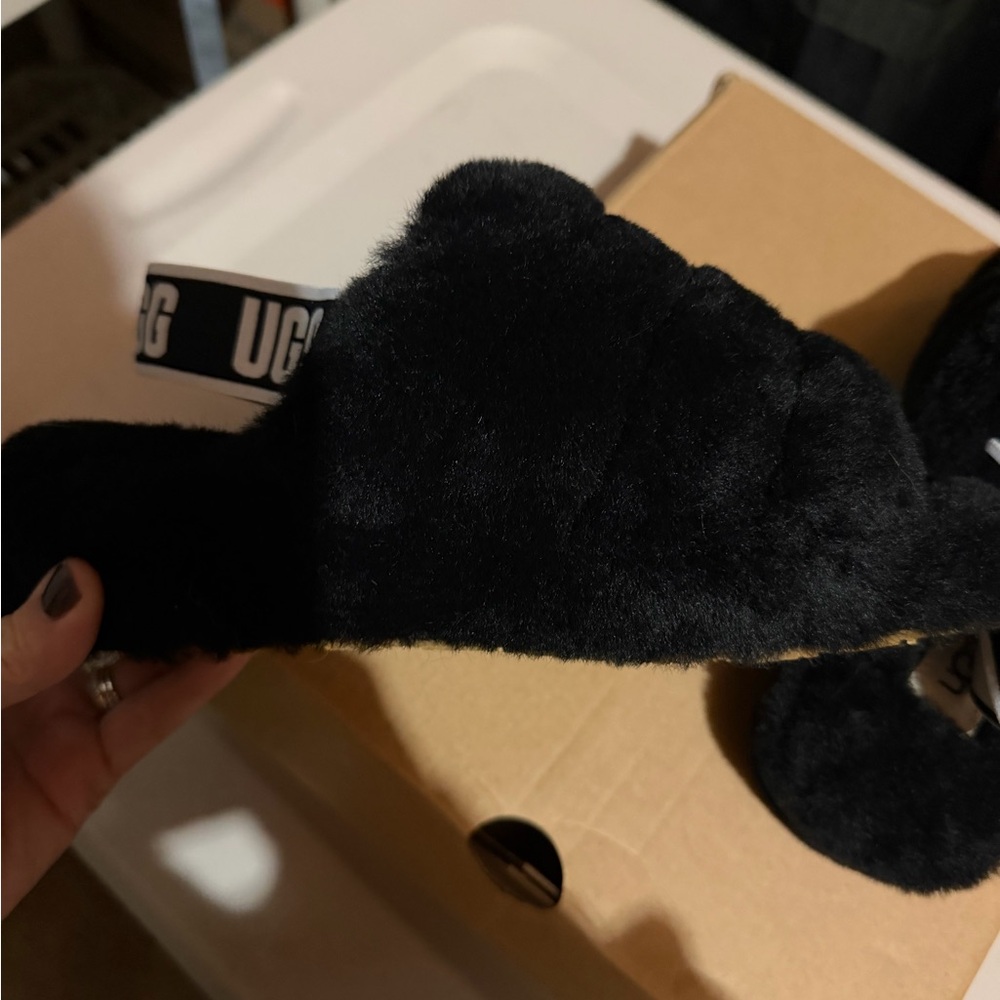 Never worn UGG Women's Black Cozy Fluff Slippers